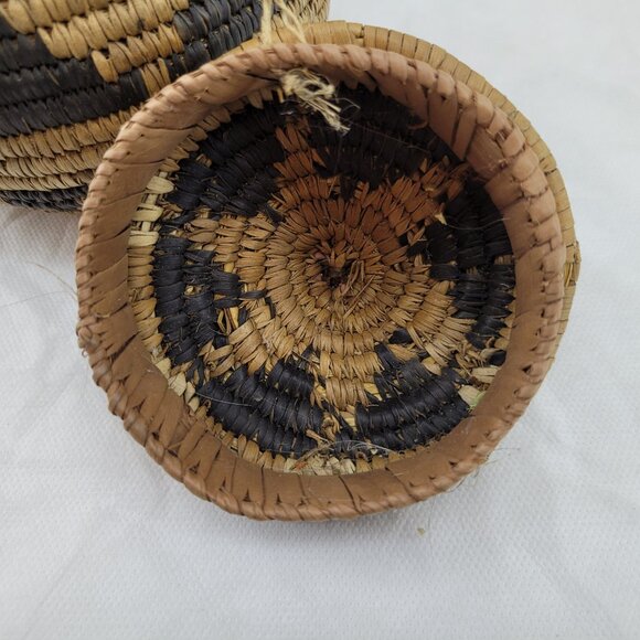VTG African Lidded Basket 7" Traditional Zulu Hand Woven & Natural Dyes - Picture 12 of 12